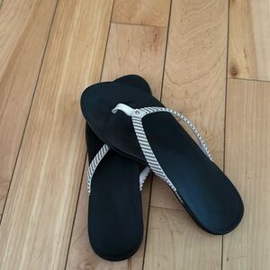 Ladies Olukai Flip Flop Size 9